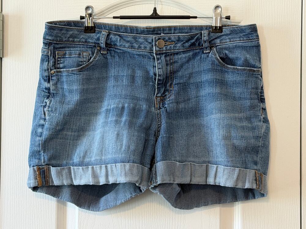 Apt. 9 Women’s Denim Shorts Size 12-Mid Rise Cuffed 5-Pocket